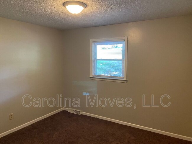 Building Photo - 205 Knighton Dr