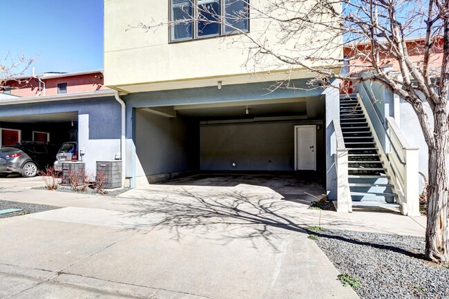 Building Photo - Renovated 1 Bedroom 1 Bathroom Townhome in...