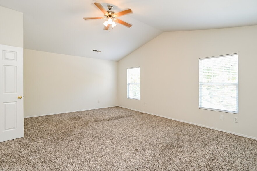 Building Photo - 2222 Buckleigh Dr