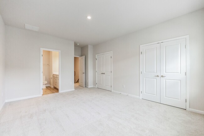 Building Photo - 28 Sidney Ln