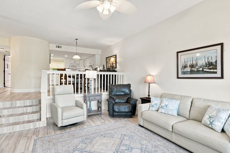 Building Photo - 15120 Ports of Iona Dr