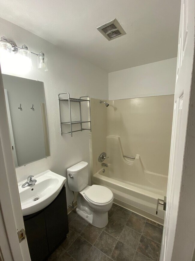 Building Photo - 405 E Southridge Rd