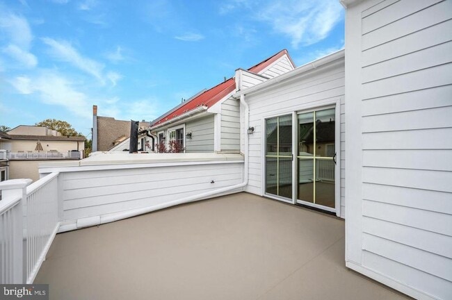 Building Photo - 420 Cook St