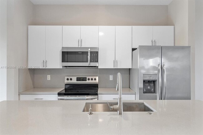 Building Photo - 444 E 16th St