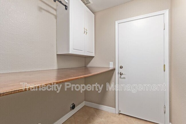 Building Photo - 1028 E Orchid Ln