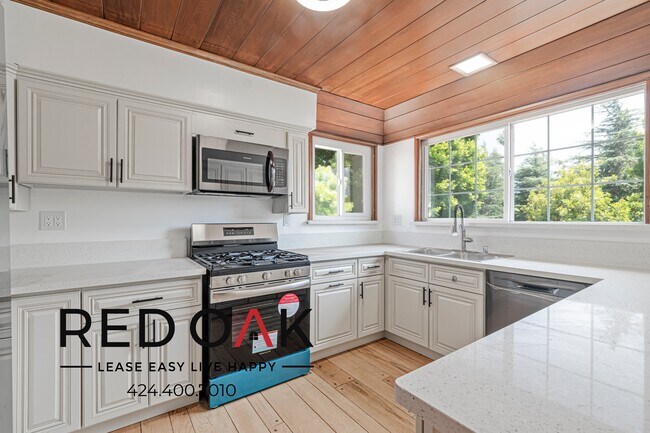 Building Photo - 360 S Linden Dr