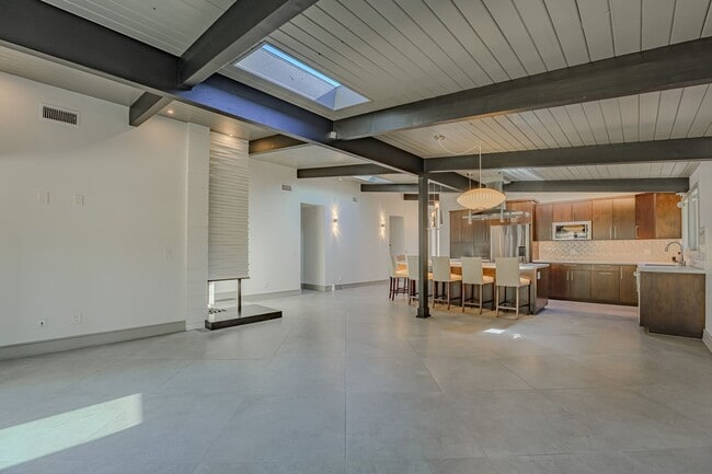 Building Photo - Luxurious Modern Living in the Heart of San Diego with Solar!