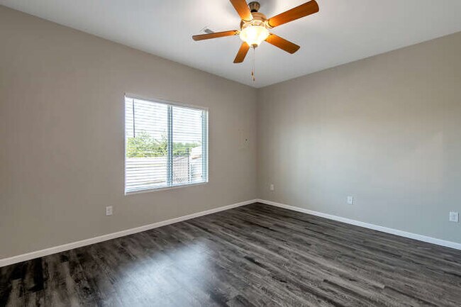 Building Photo - 1333 Azena St