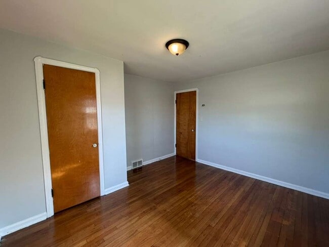 Building Photo - 1482 Dille Rd