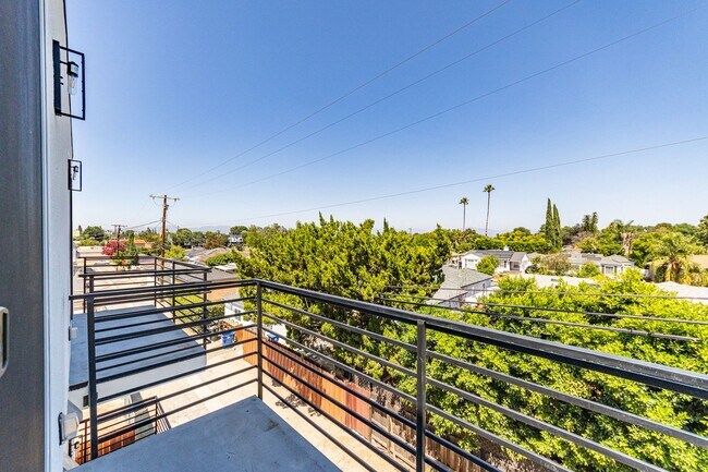 Building Photo - Designer-inspired, tri-level townhome offe...