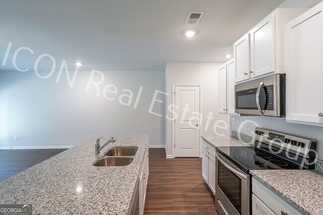 Building Photo - 124 Village Green Dr