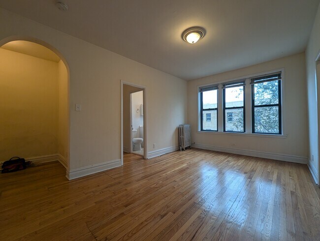 Building Photo - 2704 N Sawyer Ave