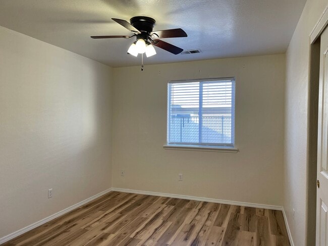 Building Photo - Very Nice 3 Bedroom 2 Bath Duplex-Located ...