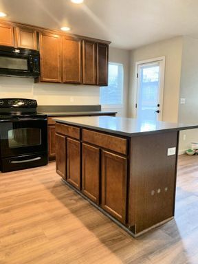 Building Photo - Hop on This Updated Two Bedroom with a Den-Licton Springs Townhome!