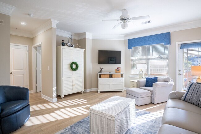 Building Photo - CALLING ALL GOLF ENTHUSIASTS!!! PERFECT OFF-SEASON RENTAL AWAITS YOU.