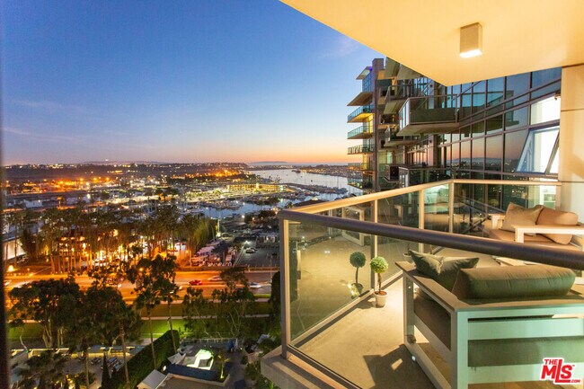 Building Photo - 13700 Marina Pointe Dr