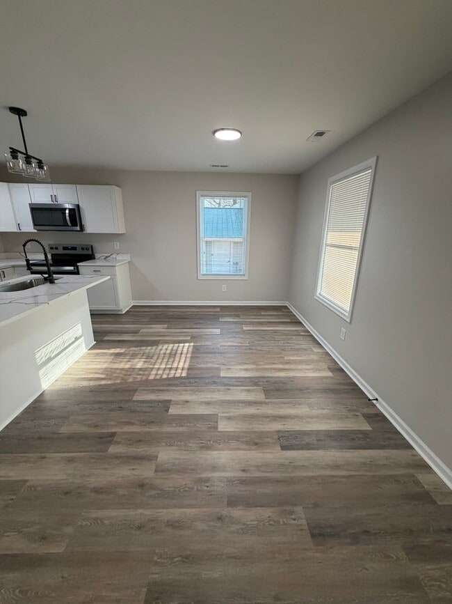 Building Photo - Open concept, location and easy living!