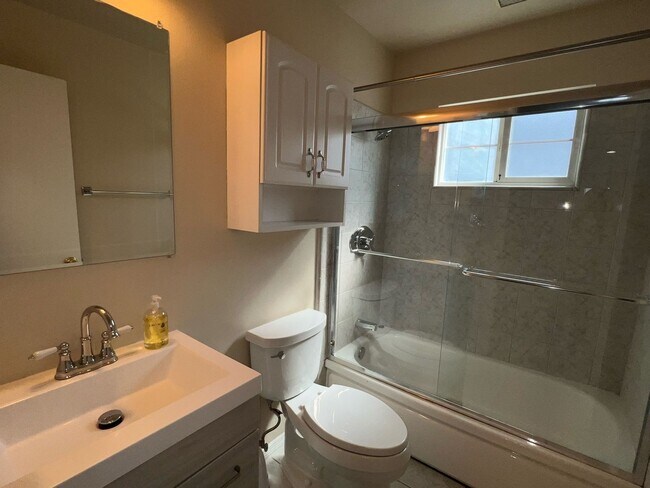 Building Photo - Bright Blossom Valley 3 Bedroom 2 Bath Single Family Home!