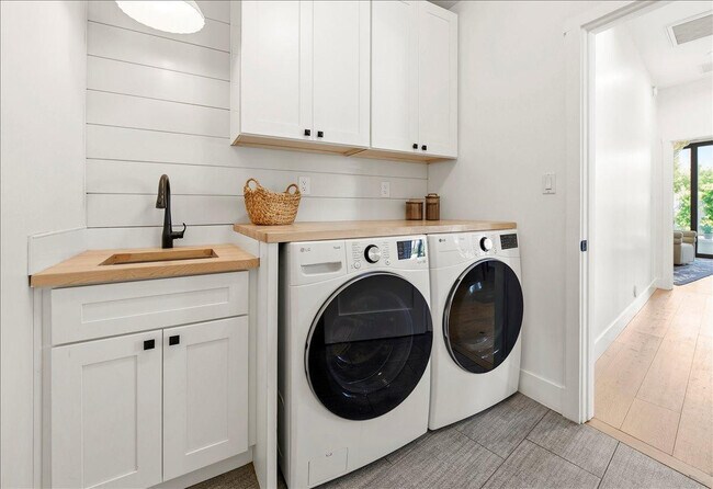 Building Photo - 3631 N 54th Ct