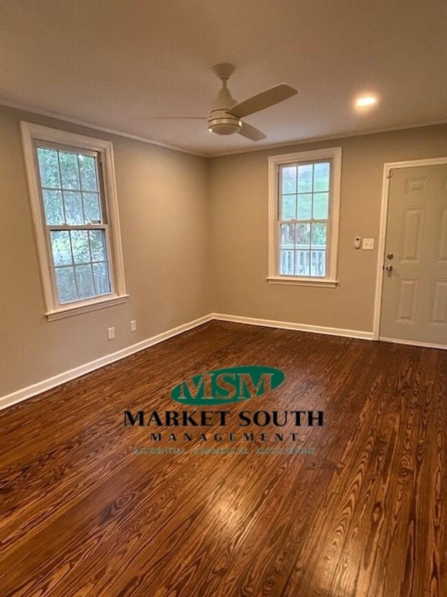 Building Photo - **APPLICATION PENDING!** Remodeled home in...