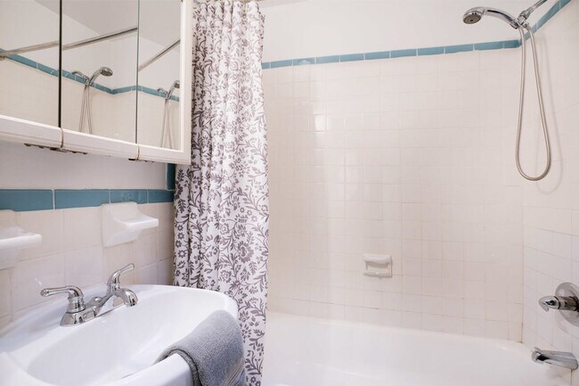 Building Photo - 465 6th Ave