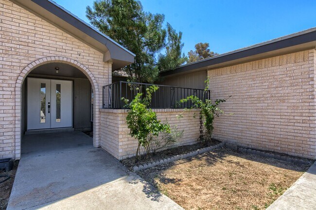 Building Photo - Spacious family home in a great neighborhood
