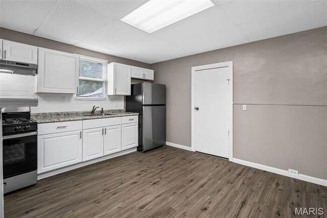 Building Photo - Completely remodeled and move-in ready!