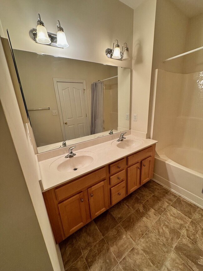 Building Photo - Move-in ready 2-bedroom, 2-bath end-unit t...