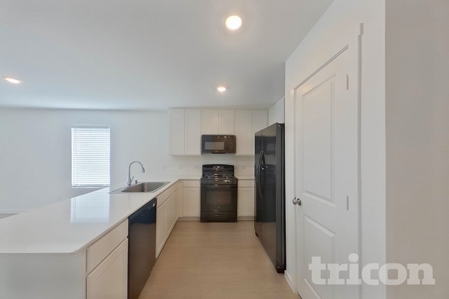 Building Photo - 3016 Pine St