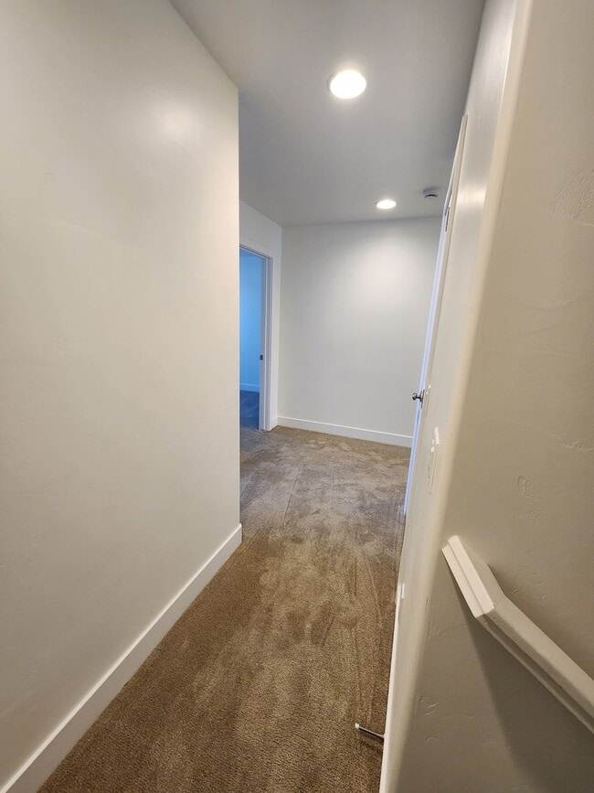 Building Photo - Beautiful Modern Townhome with Spacious La...
