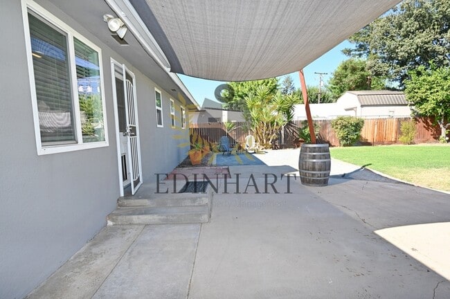 Building Photo - 5568 N Millbrook Ave