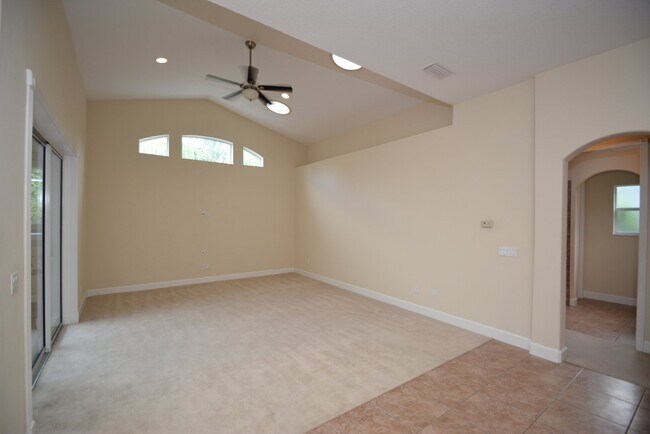 Building Photo - Luxurious Pool Home in gated community of ...