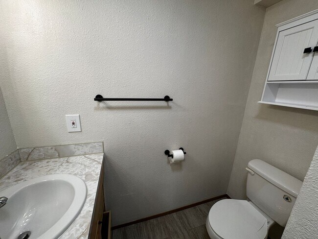 Building Photo - Charming Updated 2-Bed, 2.5-Bath Condo in Bremerton