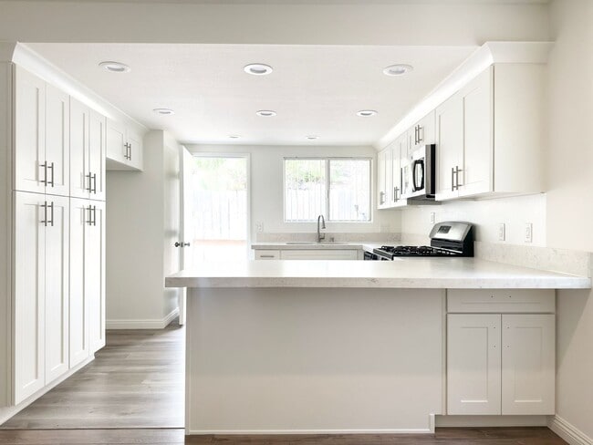 Building Photo - Spacious Townhome in Fire Mtn. w/ Attached Garage!