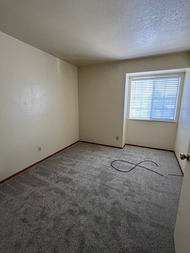 Building Photo - 903 Meadowhawk Dr