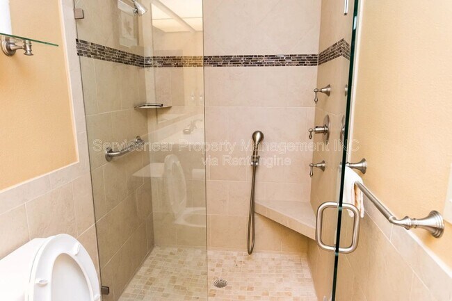 Building Photo - 423 Whispering Oaks Ct