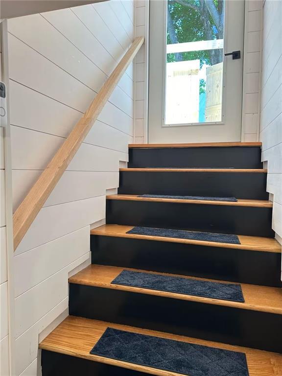 Building Photo - 207 Main Ave