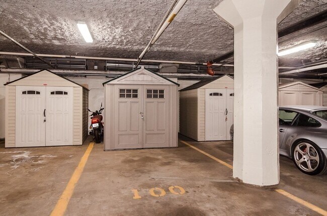 Building Photo - 156 Porter St