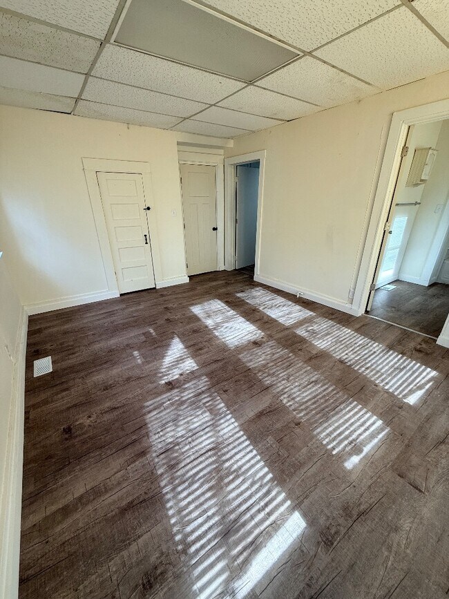 Building Photo - 818 W 4th St