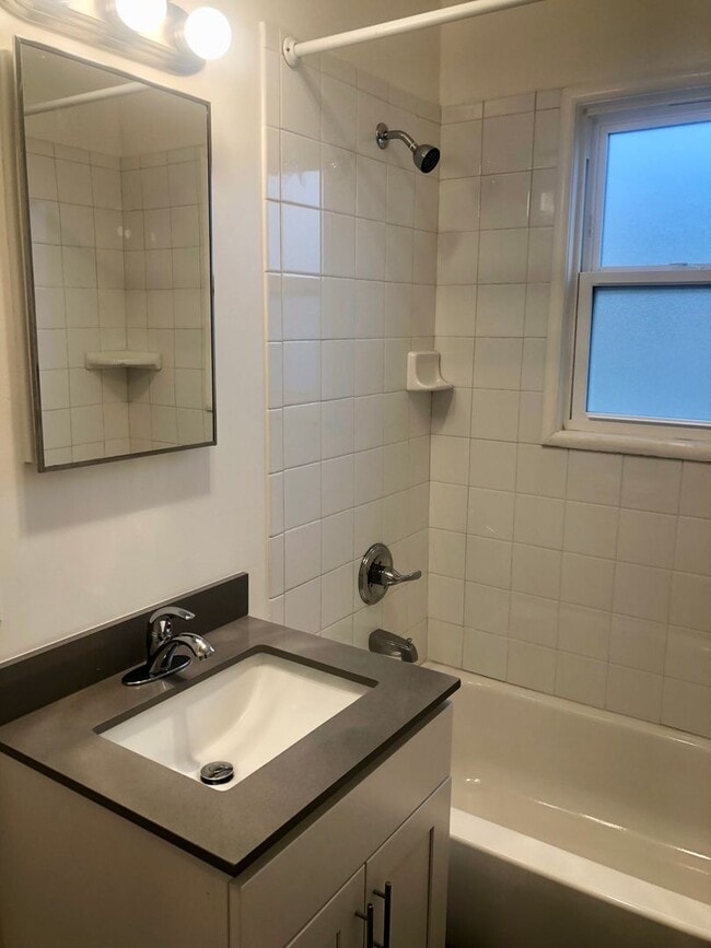 Building Photo - Remodeled top floor 1 Bd with hardwood flooring and spacious modern kitchen!
