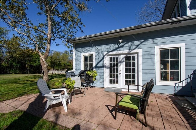 Building Photo - 307 Walnut Dr E