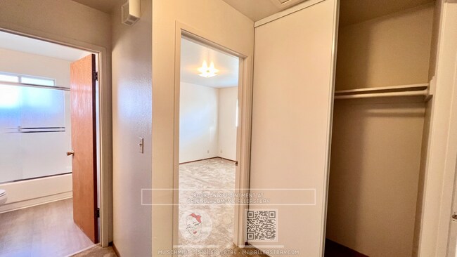 Building Photo - Spacious top floor 2 bedroom, walking dist...