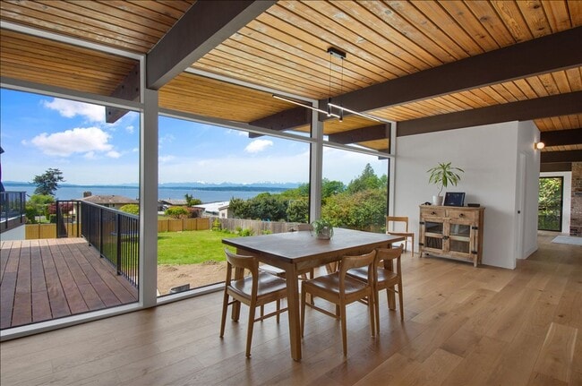 Building Photo - 4Bd/3.25Ba Shoreline House