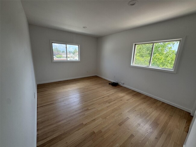 Building Photo - 2572 Merrick Rd