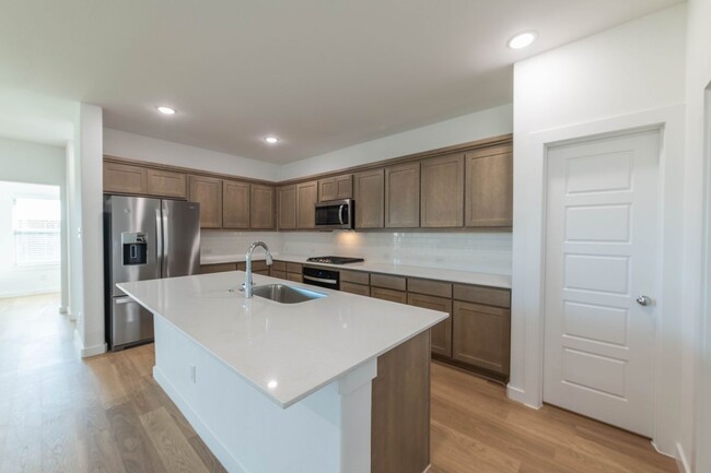 Building Photo - 1007 Breezy St