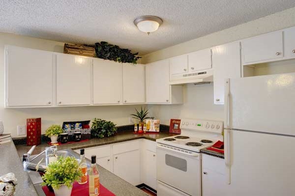 Kitchen - Resort Townhomes