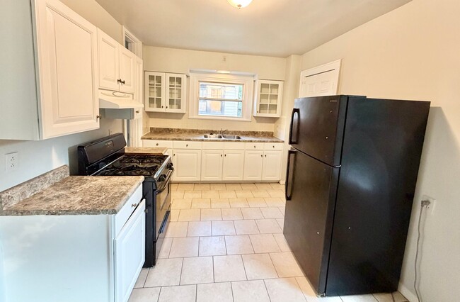 Building Photo - Great 3 bed home in Bond Hill!!