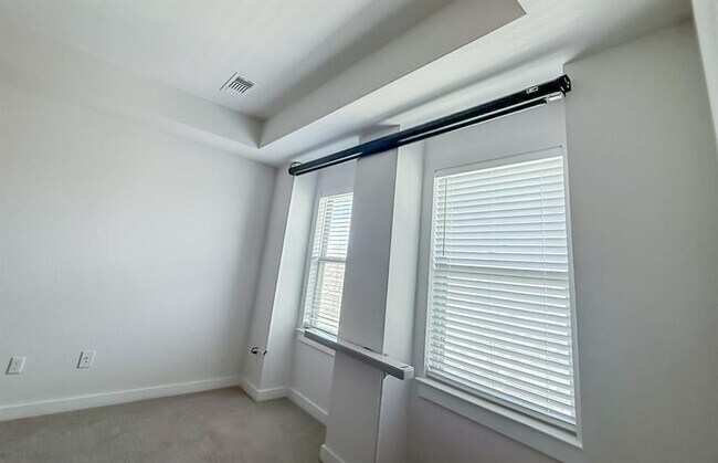 Building Photo - 112 Rosebush Dr