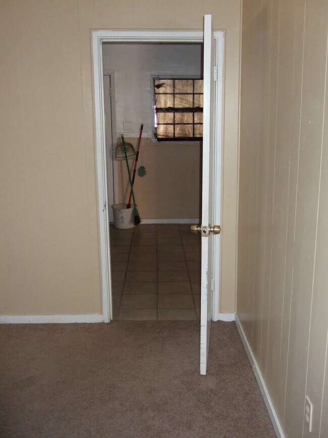Building Photo - 626 Meadowview Dr