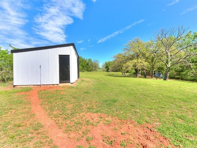 Building Photo - 502 N Oak St